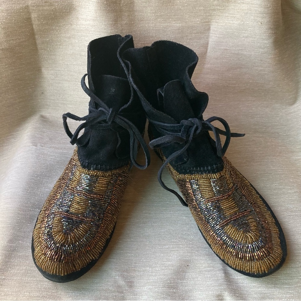 HOUSE OF HARLOW Sz 38.5 Fully Beaded Suede Ankle Tie Moccasins  Booties